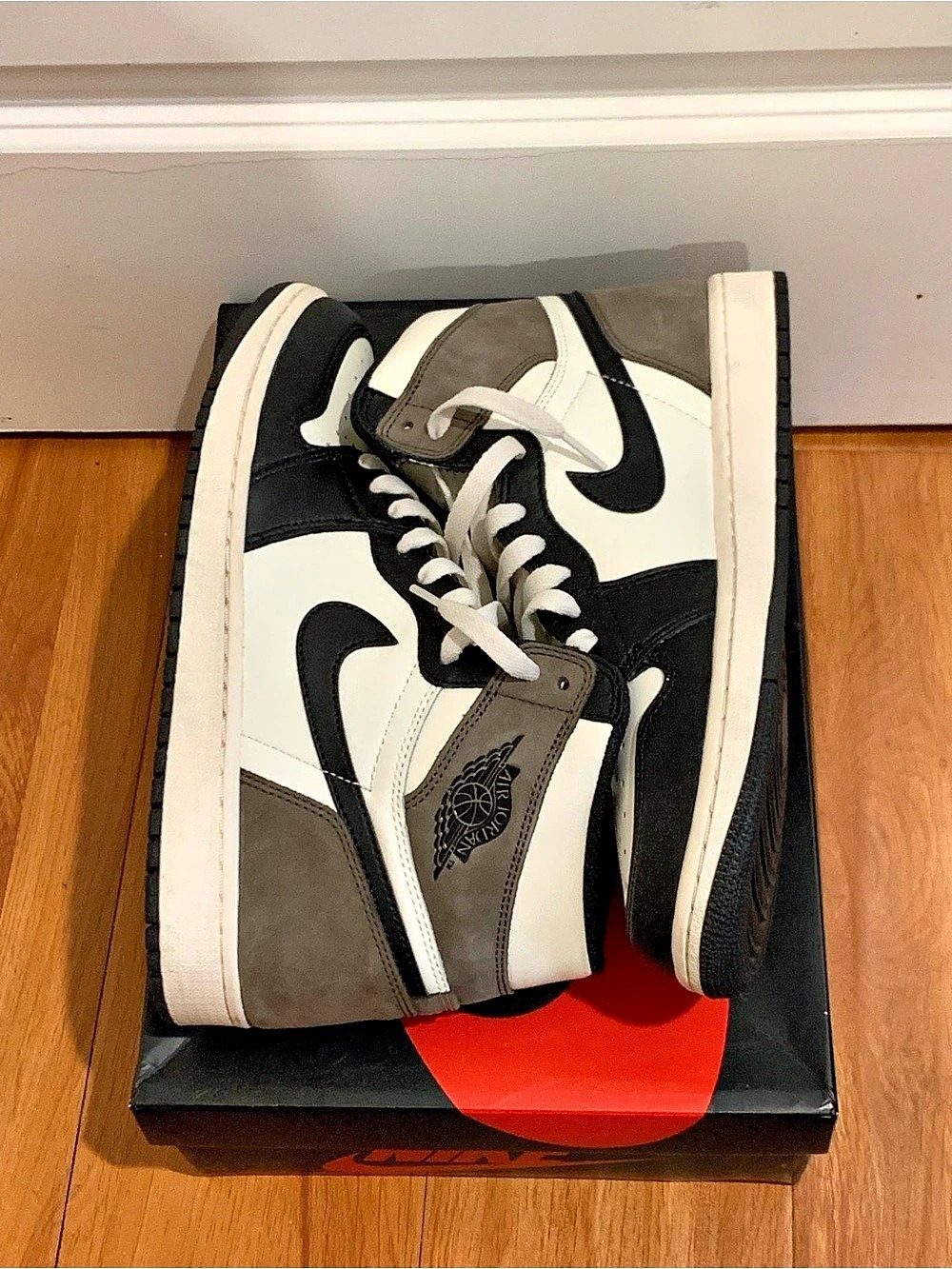 Nike Air Jordan 1 Retro High OG High-Top Sneakers in White & Black Like New
